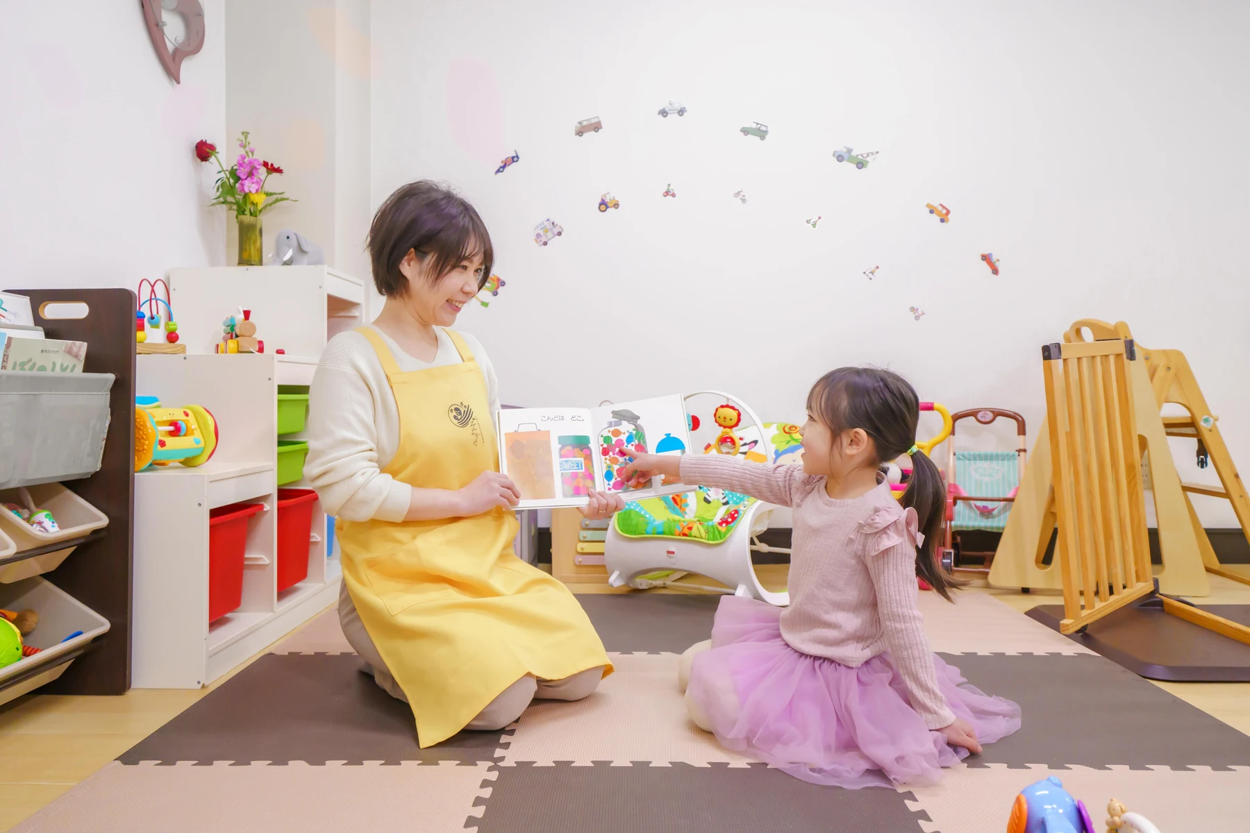 そよかぜで保育者と子どもが遊ぶ風景